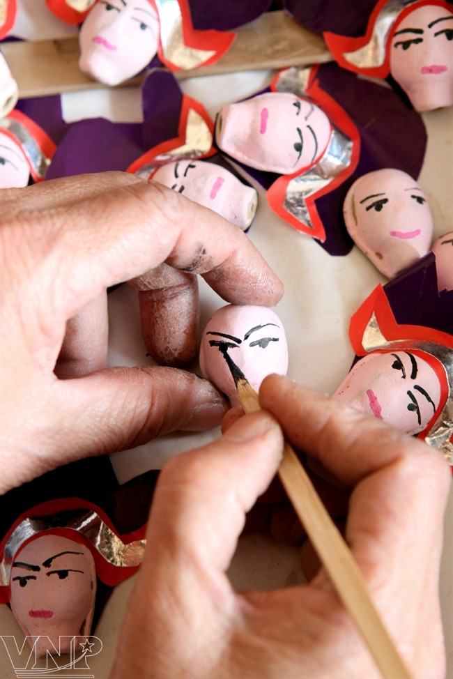 Se crea “Ong Danh Gay” (señor de bastón) con arcilla y papel. El rostro se pinta a mano. (Fuente: VNA)