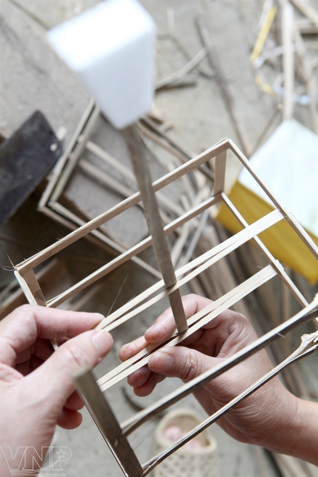 La armazón del muñeco está compuesta de tabillas de bambú. Para crear un doctor de papel hay que emplear un total de 25 pasos. (Fuente: VNA)