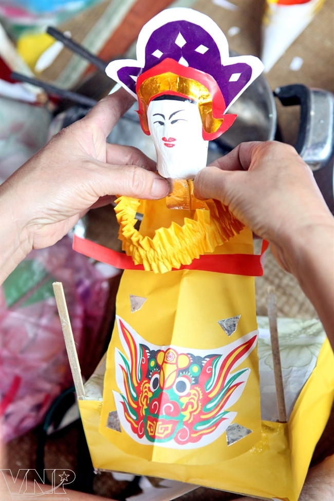 Un “doctor” está a punto de tomar cuerpo. A petición de cada cliente, un muñeco puede tener 80 – 150 centímetros de alto. (Fuente: VNA)