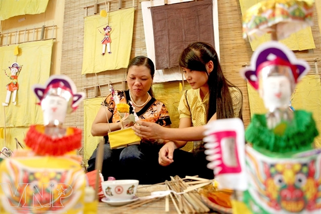 Tuyen instruye a una jovencita (Fuente: VNA)