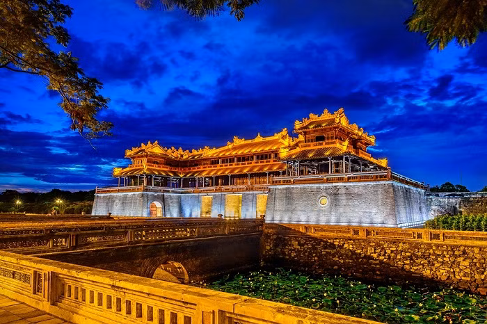 Ciudadela antigua en la noche: Experimente una noche mágica y reluciente. Foto: Revista Ilustrada de Vietnam