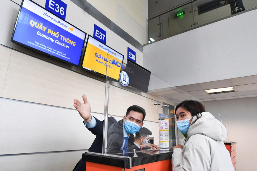 Los turistas usan mascarillas sanitarias en el aeropuerto (Foto: Vietravel)