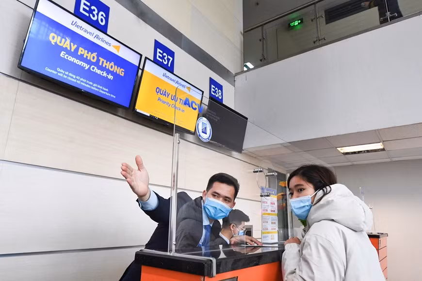 Los turistas usan mascarillas sanitarias en el aeropuerto (Foto: Vietravel)