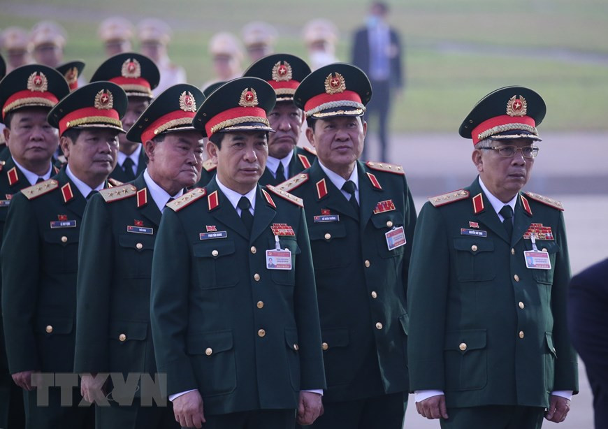  Los delegados del XIII Congreso Nacional del PCV rinden tributo al Presidente Ho Chi Minh, en el Mausoleo dedicado al líder revolucionario vietnamita. (Foto: VNA)