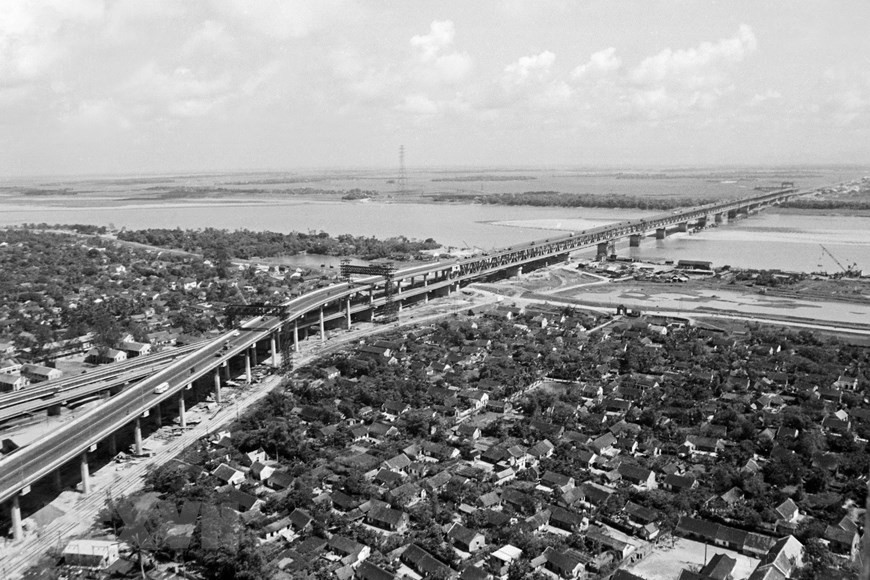 El puente de Thang Long, en Hanoi, fue construido el 26 de noviembre de 1974 e inaugurado el 9 de mayo de 1985, convirtiéndose en la obra más moderna de ese tipo del Sudeste Asiático en ese entonces. Se trata de uno de los símbolos de la amistad entre Vietnam y la Unión Soviética (Foto: VNA)