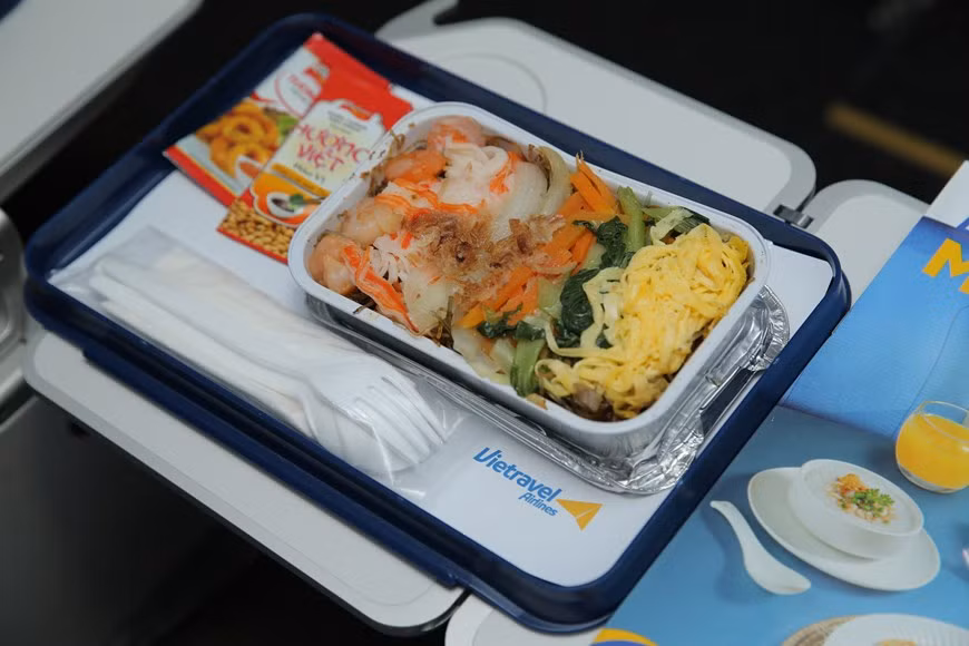 Los pasajeros se sienten satisfechos con el plato (Foto: Vietravel)