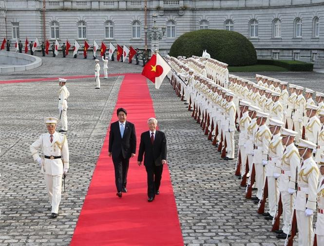 El primer ministro de Japón, Shinzo Abe, presidió el acto de recibimiento al secretario general del PCV, Nguyen Phu Trong, en su visita al país del Sol Naciente del 15 al 18 de septiembre de 2015. (Foto: VNA)