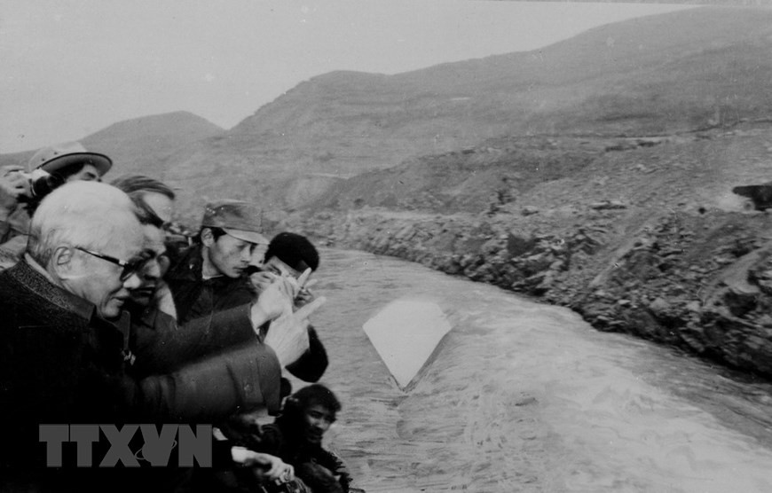 El 9 de enero de 1986, el entonces primer ministro de Vietnam, Pham Van Dong, lanzó una piedra simbólica, iniciando el proceso para contener el flujo del río Da, como parte de la construcción de la planta hidroeléctrica de Hoa Binh, ubicada en la homónima provincia norteña (Foto: VNA)