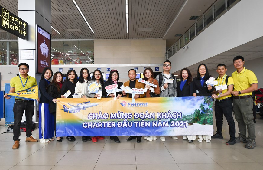Los primeros pasajeros de Vietravel Airlines se sienten entusiasmados por sus vacaciones en Phu Quoc. (Foto: VNA)