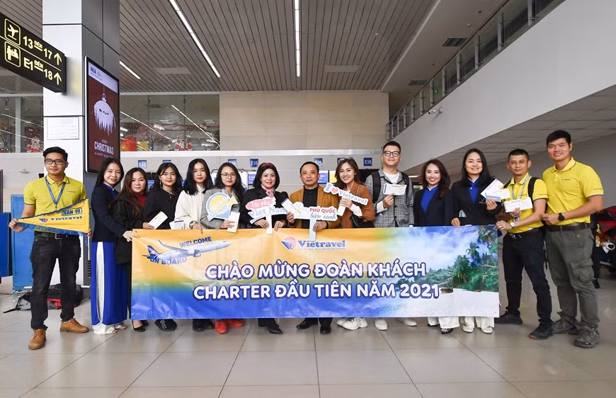 Los primeros pasajeros de Vietravel Airlines se sienten entusiasmados por sus vacaciones en Phu Quoc. (Foto: VNA)