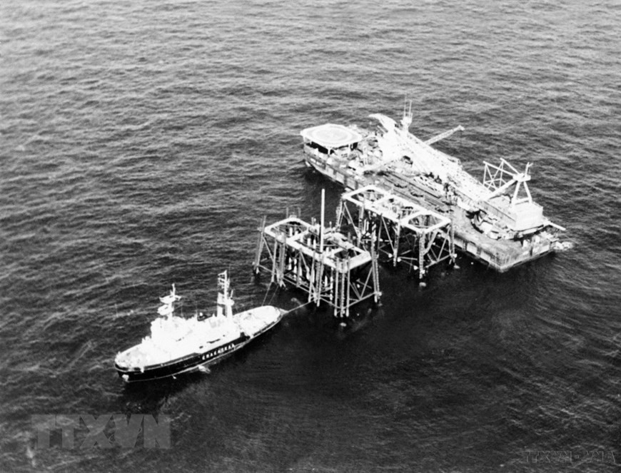 La base de la plataforma de petróleo y gas número 1 en el yacimiento de Bach Ho fue colocada en las aguas afueras de la provincia sureña de Vung Tau a inicios de 1984 (Foto: VNA)