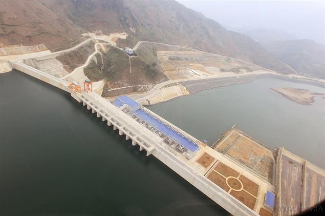 Inaugurada a finales de diciembre de 2012, la planta hidroeléctrica de Son La se ubica en la homónima provincia vietnamita, cuenta con una capacidad total de dos mil 400 megavatios y es la mayor obra de su tipo del Sudeste Asiático, diseñada y construida por el país indochino. (Foto: VNA)