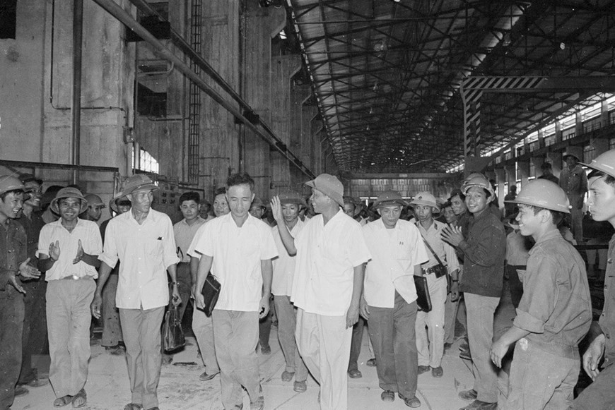 El entonces secretario general del Partido Comunista de Vietnam, Le Duan, visitó a inicios de 1986 la refinería de laminación de acero Gia Sang, en la zona dedicada a la producción de acero y hierro de Thai Nguyen, ubicada en la homónima provincia norteña (Foto: Archivo de la VNA)