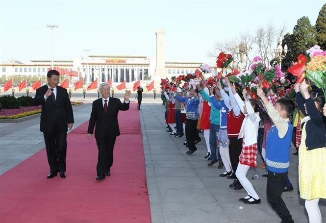 El secretario general del PCV, Nguyen Phu Trong, y el secretario general del Partido Comunista y presidente de China, Xi Jinping, junto con los niños en un acto de recibimiento al máximo dirigente polítco de Vietnam durante su visita al país vecino del 7 al 10 de abril de 2015. (Foto: VNA)