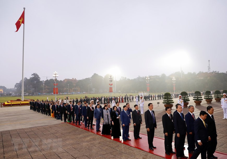 Los delegados del XIII Congreso Nacional del PCV rinden tributo al Presidente Ho Chi Minh, en el Mausoleo dedicado al líder revolucionario vietnamita. (Foto: VNA)