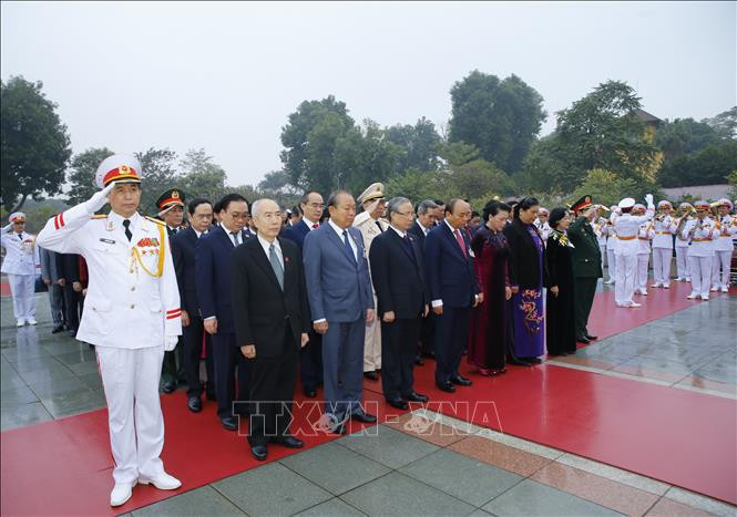 Los líderes del Partido y del Estado y los delegados que asisten al XIII Congreso Nacional del PCV depositan ofrendas florales y colocan incienso en el Monumento dedicado a los Mártires en la calle Bac Son, Hanoi. (Foto: VNA)