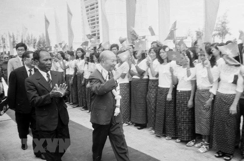 El entonces secretario general del Partido Popular de Camboya y presidente de ese país, Heng Samrin, junto con los habitantes de Phnom Penh recibieron al presidente del Consejo de Estado de Vietnam, Truong Chinh, en su visita al país vecino en junio de 1985 (Foto: VNA)