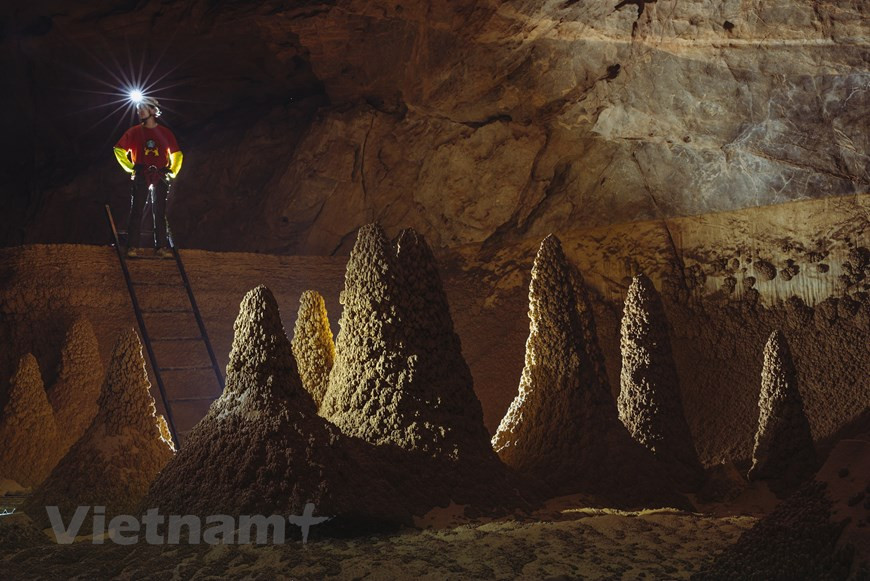 Gotas de agua caen, creando columnas de estalactitas en la cueva (Fuente: Vietnam+)