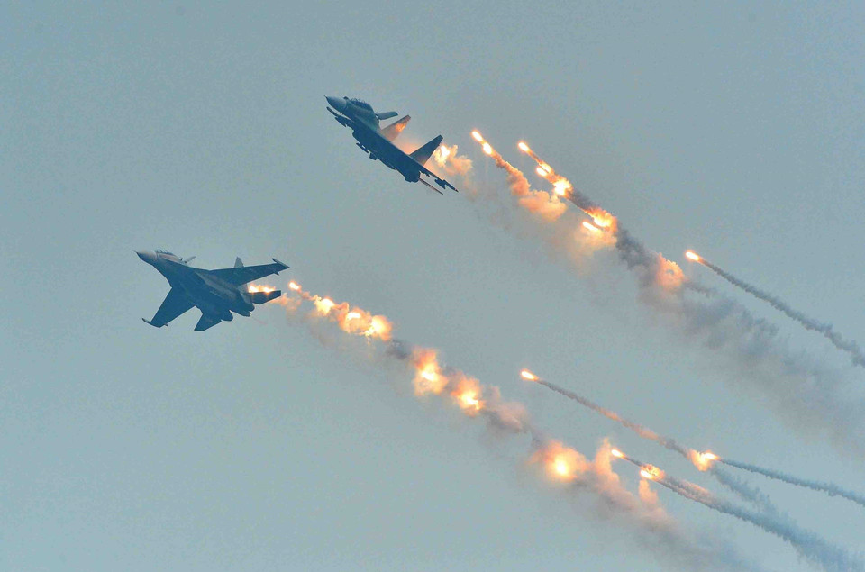 Actuación del avión Su-30 en la ceremonia de inauguración (Foto: VNA)
