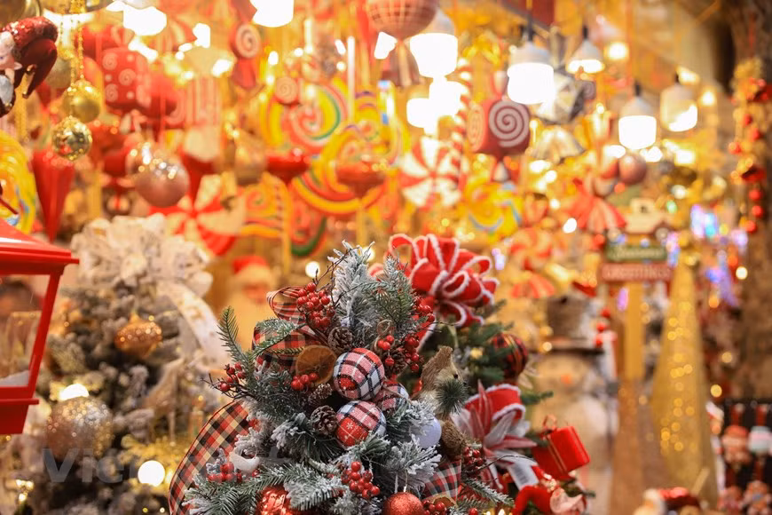 Los pinos y otras decoraciones se venden por toda la calle Hang Ma (Foto: VNA)