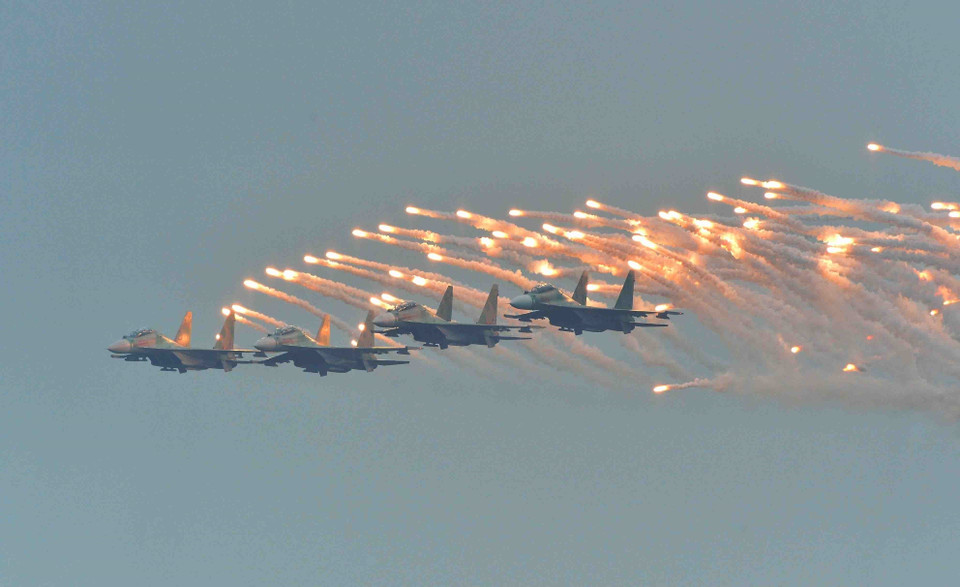 Actuación del avión Su-30 en la ceremonia de inauguración (Foto: VNA)