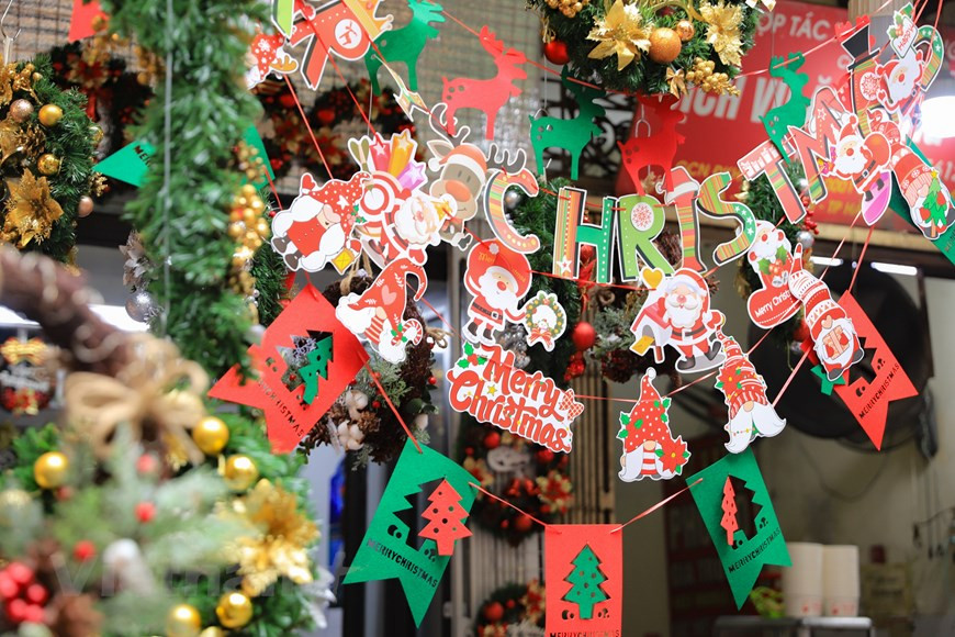 Según un comerciante local, los artículos navideños este año comenzaron a venderse inmediatamente después de la fiesta de disfraces de Halloween (Foto: VNA)