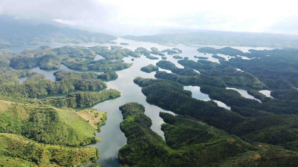El lago Ta Dung es más hermoso en la temporada con altos niveles de agua, que se prolonga desde julio hasta diciembre. (Foto: VNA)