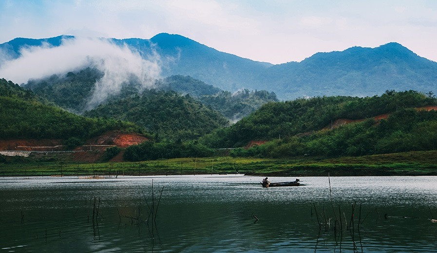 Lago Ta Dung es una "bahía de Ha Long" en miniatura en la Altiplanicie Occidental. (Foto: VNA)