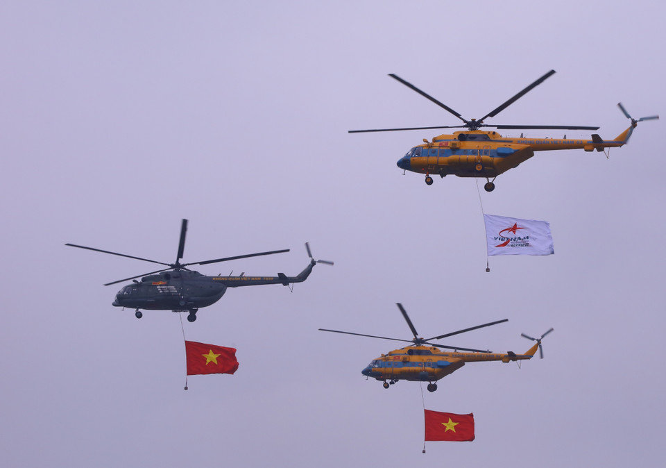 Equipo de helicópteros del 916º Regimiento aéreo, con la bandera nacional y la de la Exposición Internacional de Defensa de Vietnam 2022 (Foto: VNA)