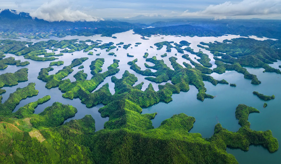 La belleza pacífica y la singularidad de 36 islas de diferentes tamaños en el lago. (Foto: VNA)