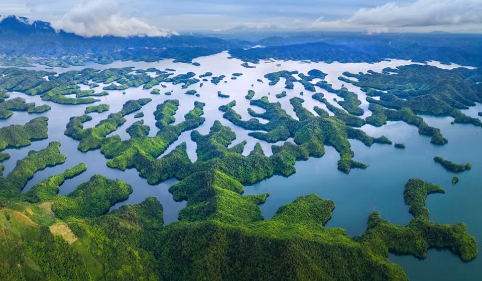 La belleza pacífica y la singularidad de 36 islas de diferentes tamaños en el lago. (Foto: VNA)