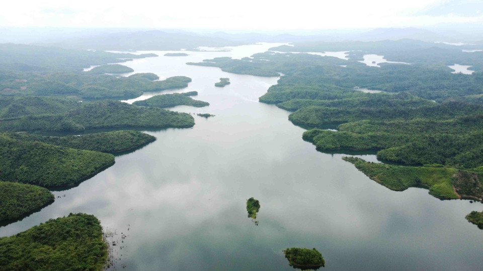 El lago Ta Dung se extiende hasta la ciudad de Bao Loc, provincia de Lam Dong, y siempre goza de un clima fresco y agradable durante todo el año. (Foto: VNA)