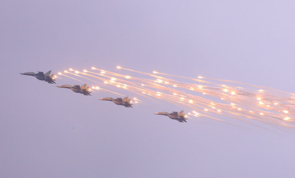 Actuación del avión Su-30 en la ceremonia de inauguración (Foto: VNA)