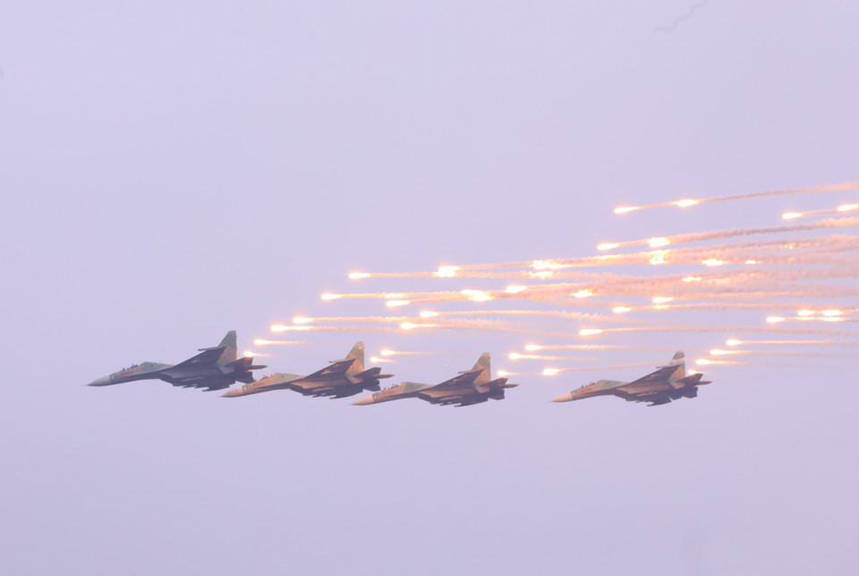 Actuación del avión Su-30 en la ceremonia de inauguración (Foto: VNA)