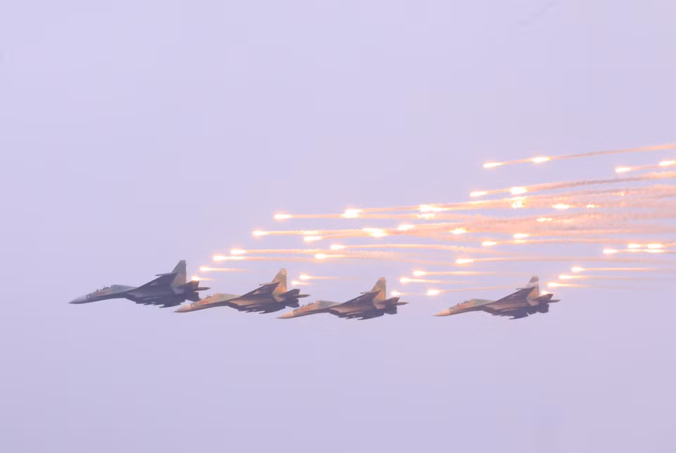 Actuación del avión Su-30 en la ceremonia de inauguración (Foto: VNA)