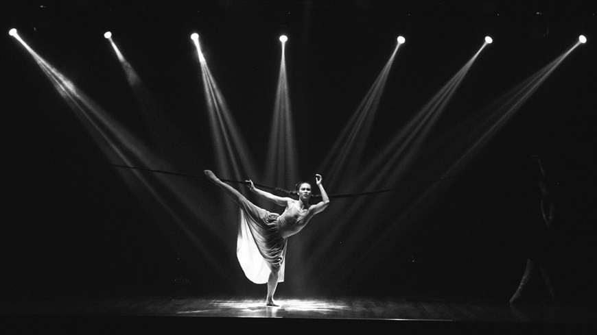 Además de cumplir su papel como coreógrafo, Hai Anh brinda también performance “Balancé” (Fuente: Vietnamplus)