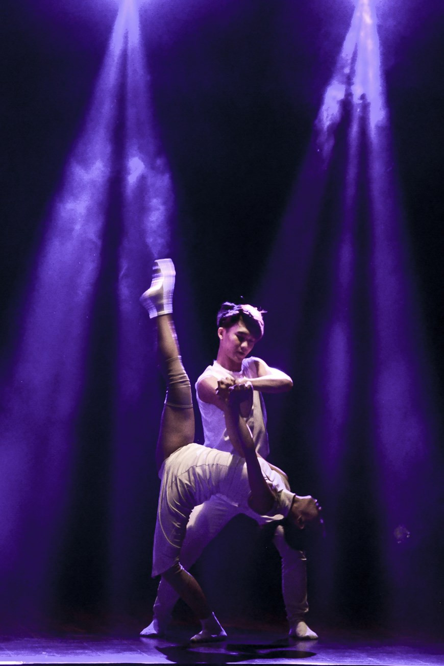 Los artistas Nhu Y y Ha Loc brindaron al público un performance idéntico de Asia Oriental (Fuente: Vietnamplus)