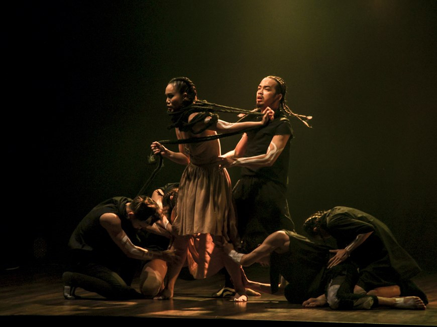 El performance “Balance” de los coreógrafos vietnamitas Do Hai Anh y Ha Loc (Fuente: Vietnamplus)