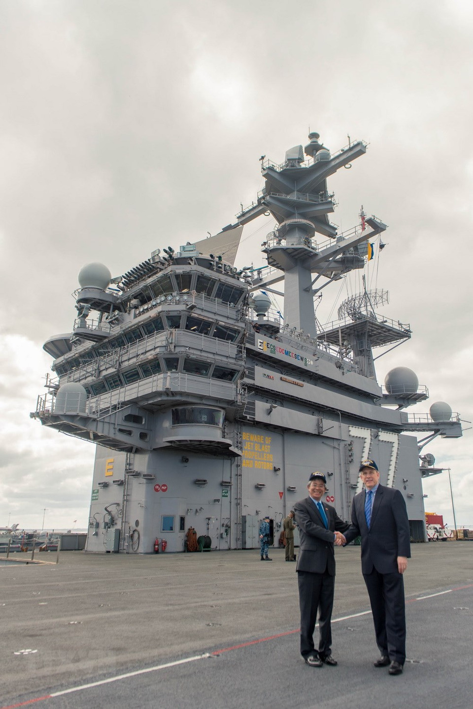 Quang Vinh y el subasistente del secretario del Estado del país norteamericano, Patrick Murphy