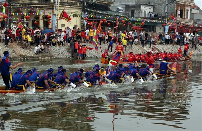 Los equipos comienzan la carrera simultáneamente después de la señal de jurado. (Fuente: VNA)