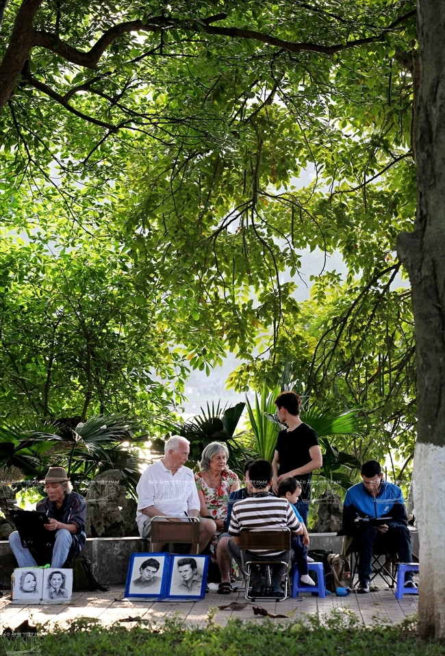 Artistas callejeros pintan retratos para turistas extranjeros cerca del Lago Hoan Kiem. (Fuente: VNA)