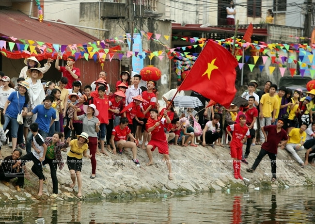 Aficionados se visten en el color de su equipo favorito. (Fuente: VNA)