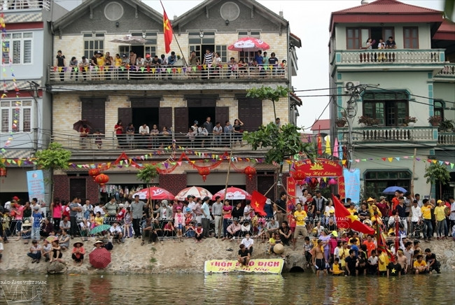 Aldeanos ocupan todos los espacios a ambos lados del río Pheo. (Fuente: VNA)