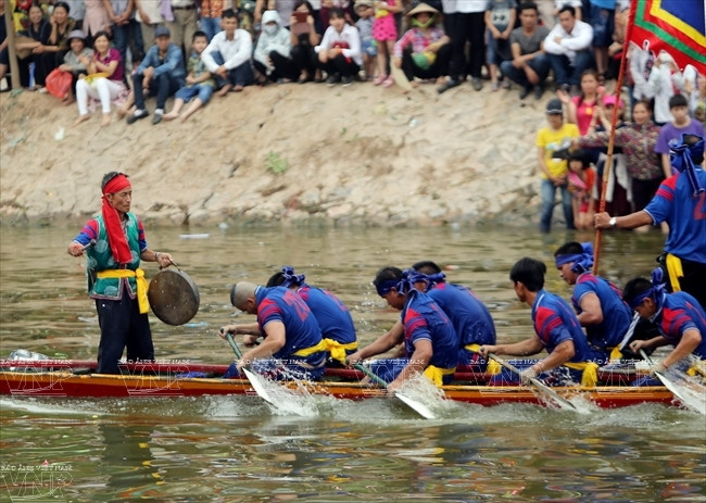 Los atletas reman a ritmo del sonido del gong. (Fuente: VNA)