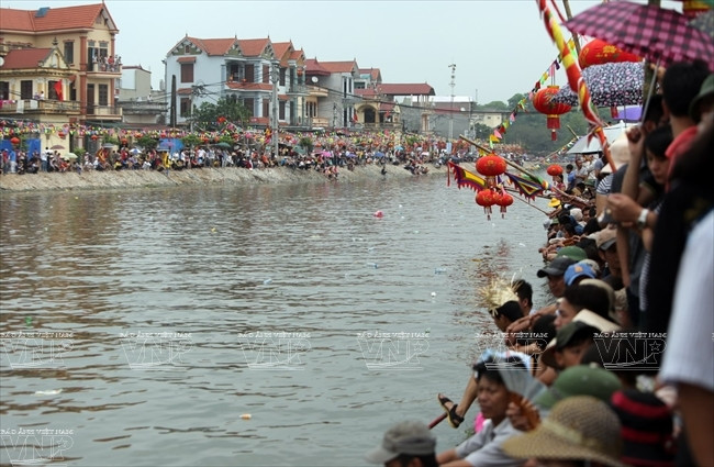 Miles de personas se congregan a los lados del río Pheo vitoreando. (Fuente: VNA)