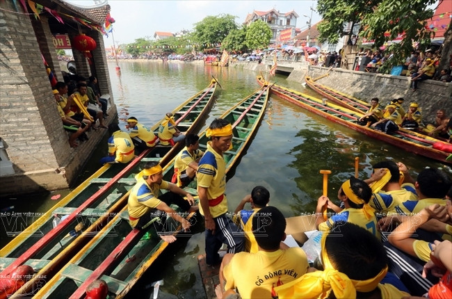 Cada barco, de 15 metros de eslora, es conducido por 25 personas, incluidos 18 atletas, el capitán y su asistente, un tocador de gong y un hombre que aletea el estandarte de cada equipo. (Fuente: VNA)