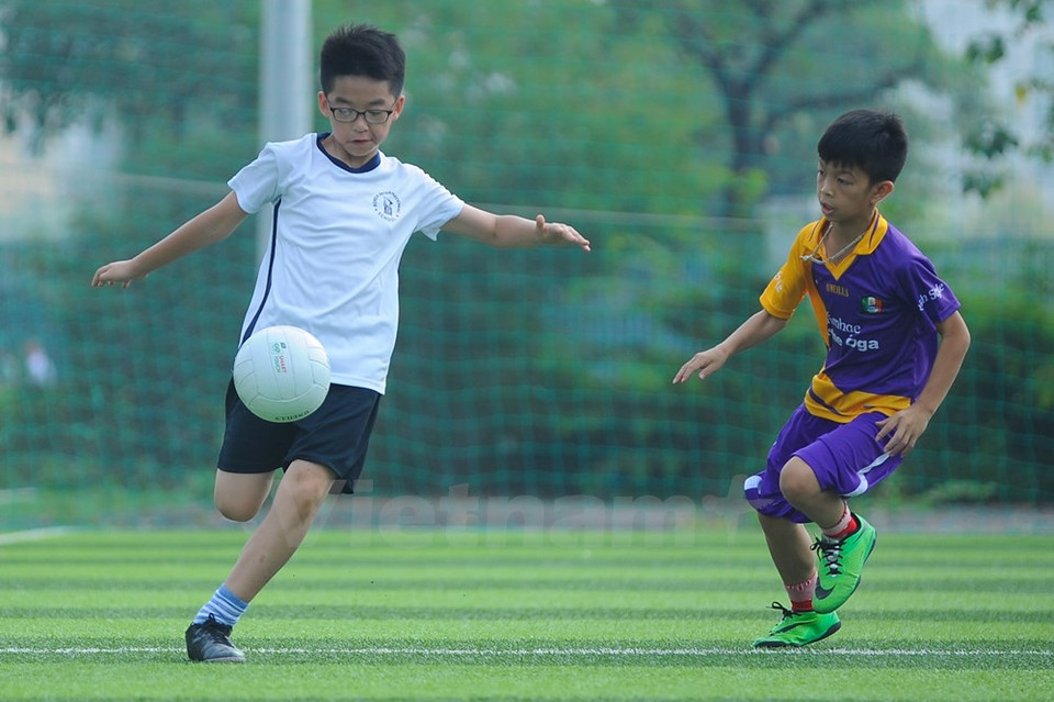 Los jugadores pueden tocar el balón con las manos (Fuente: VNA)