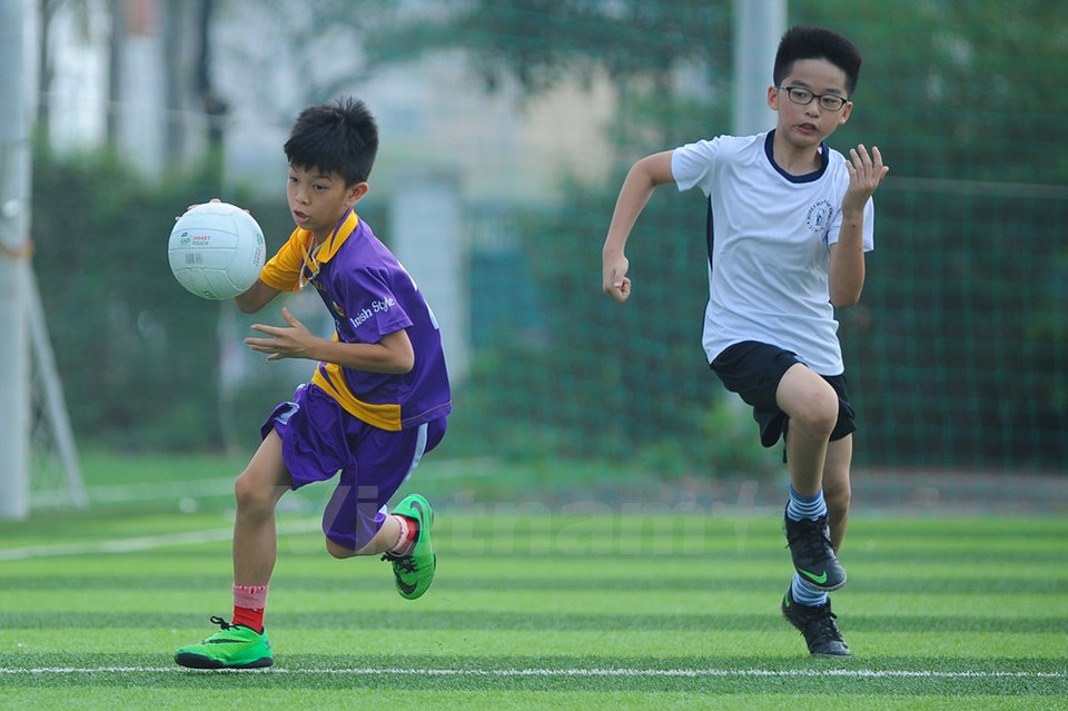 Después de caminar cuatro pasos sin soltar, los jugadores deben rebotar o hacer soloing (patear la pelota hacia las propias manos del jugador) con el balón. (Fuente: VNA)