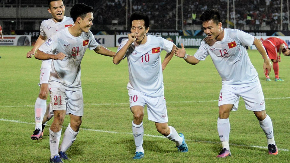 Jugadores vietnamitas celebran el primer gol al minuto 24. (Foto: VNA)