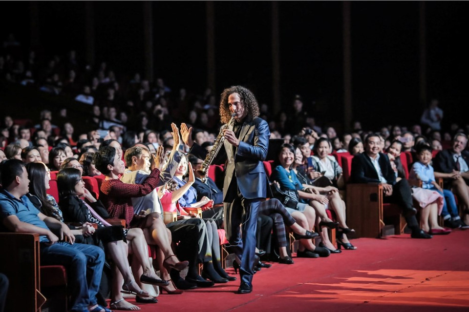 El artista interacciona con la audiencia.